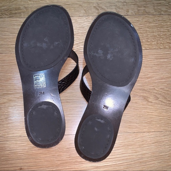 TORY BURCH Manon Embossed Thong Sandals - Picture 5 of 7